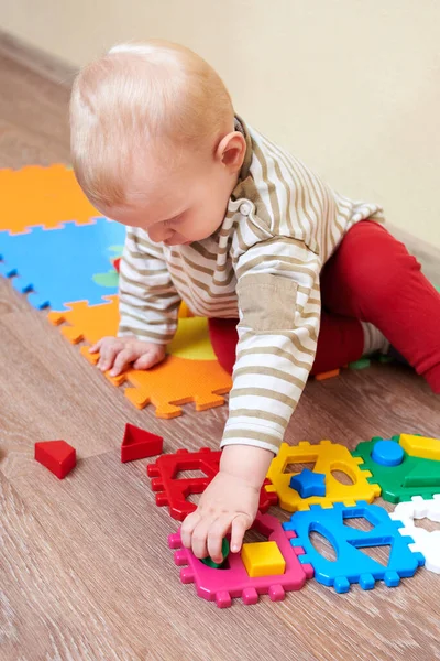 Niño Pone Las Figuras Bloque Colorido Clasificador Juguetes Educativos Para — Foto de Stock