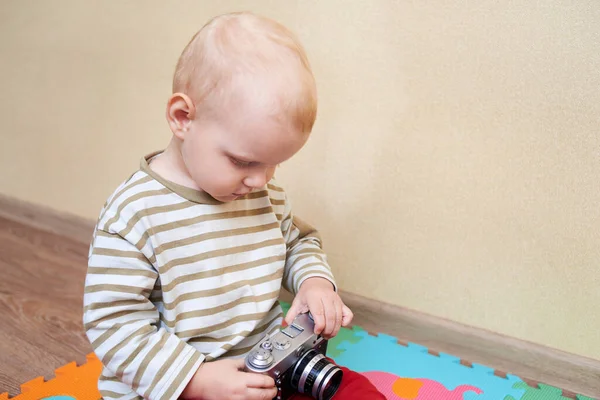 Pequeño Chico Rubio Sostiene Una Cámara Vintage Casa — Foto de Stock