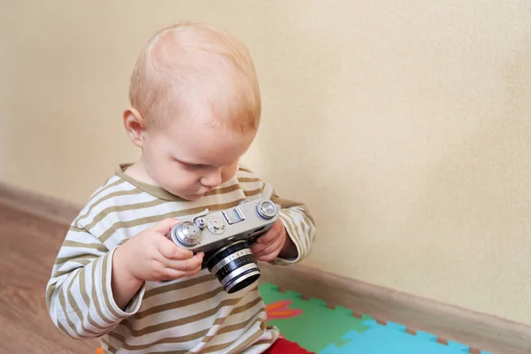 Pequeño Chico Rubio Sostiene Una Cámara Vintage Casa — Foto de Stock