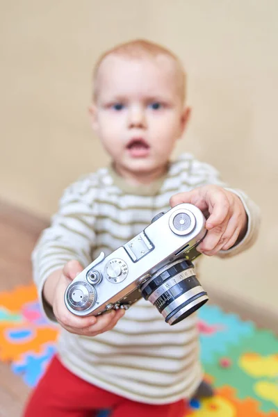 Pequeño Chico Rubio Sostiene Una Cámara Vintage Casa — Foto de Stock