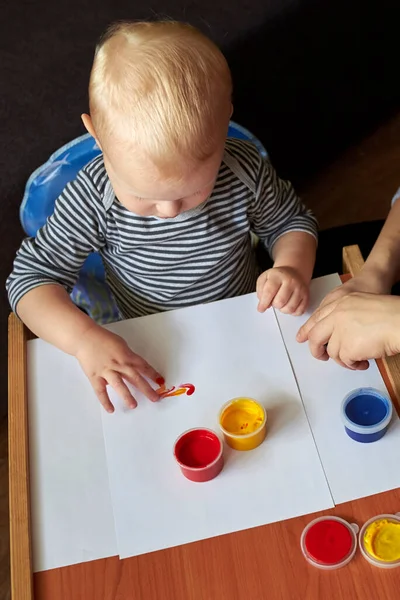 Petit Garçon Dessine Avec Des Couleurs Vives Avec Ses Doigts — Photo