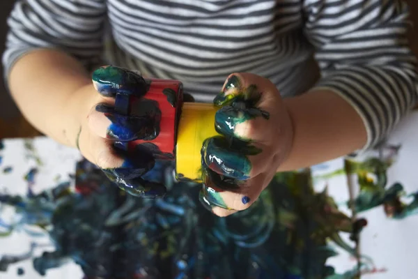 Руки Ребенка Трубками Краски Который Рисует Яркими Красками Пальцев Раннее — стоковое фото
