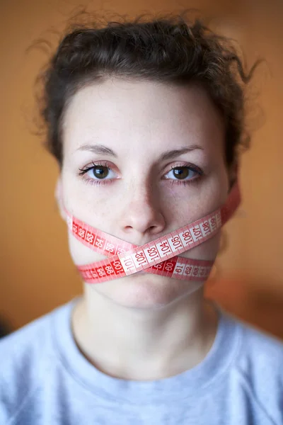 Triste Femme Avec Compteur Enroulé Autour Visage Sujet Perdre Poids — Photo