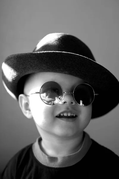 Портрет Маленького Смешного Мальчика Ретро Шляпе Круглых Очках Черно Белое — стоковое фото