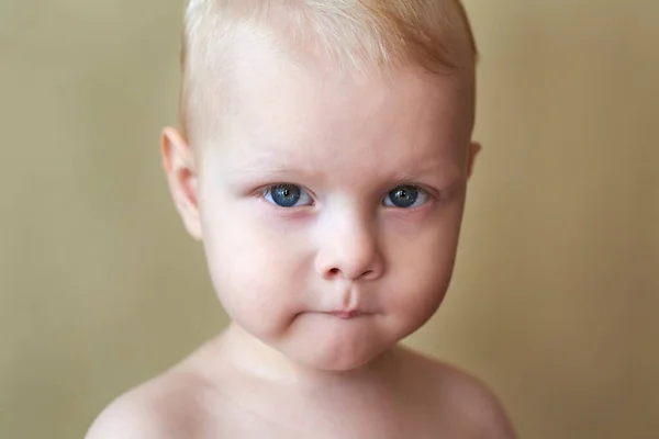 Портрет Маленького Милого Голубоглазого Светловолосого Мальчика Двух Лет — стоковое фото