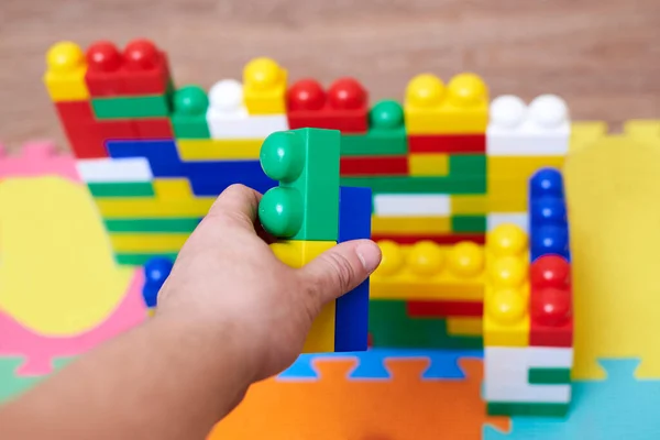 Mani Papà Costruendo Muro Con Costruttore Colorato Impostato Casa — Foto Stock