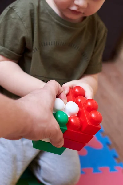 Mani Papà Figlio Che Giocano Con Costruttore Colorato Ambientato Casa — Foto Stock