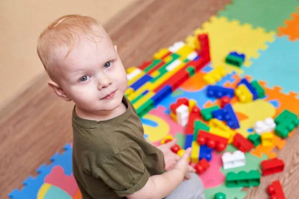 Bambino Due Anni Gioca Con Costruttore Colorato Situato Sul Pavimento — Foto Stock