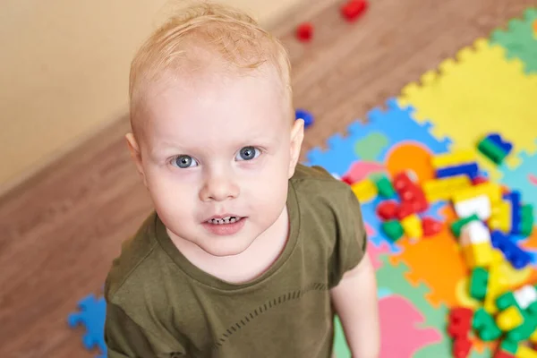 Retrato Niño Feliz Sonriente Dos Años Fondo Los Juguetes Ojos — Foto de Stock