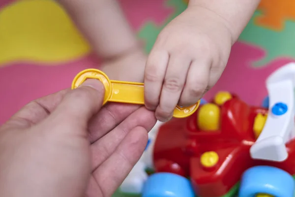 Manos Padre Hijo Jugando Con Coche Que Puede Desmontar Juguetes — Foto de Stock