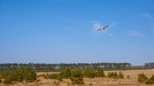 Rádióirányítású Repülőgép Repülése Egy Mező Felett Kora Tavasszal — Stock Fotó