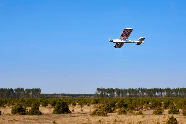 Ett Radiostyrt Flygplans Flygning Över Ett Fält Tidigt Våren — Stockfoto