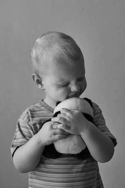 Piccolo Ragazzo Solitario Abbraccia Fortemente Suo Orsacchiotto Tema Degli Abusi — Foto Stock