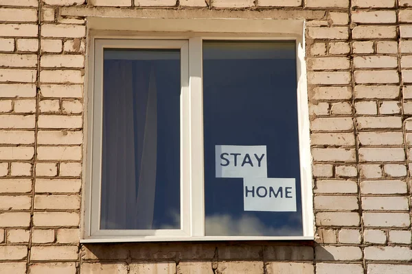 Iscrizione Rimani Casa Sulla Finestra Della Casa Concetto Quarantena Domestica — Foto Stock