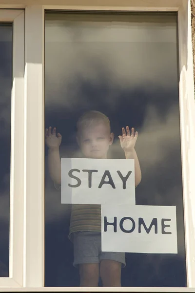 Bambino Piedi Vicino Una Finestra Con Iscrizione Stay Home Concetto — Foto Stock