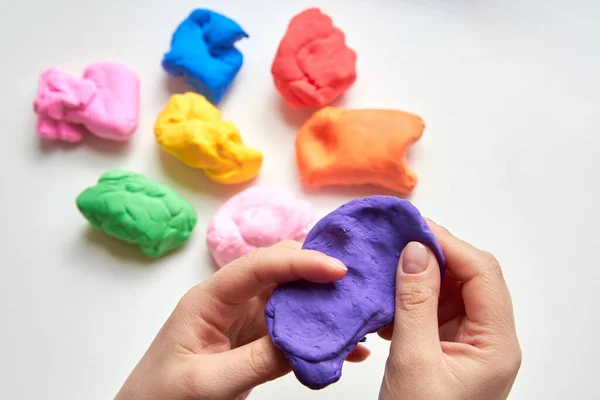 Mano Una Chica Que Esculpe Partir Luz Aireada Plástico Multicolor —  Fotos de Stock