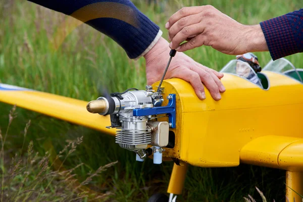 Hombre Prueba Funcionamiento Del Motor Antes Lanzar Avión Controlado Por — Foto de Stock