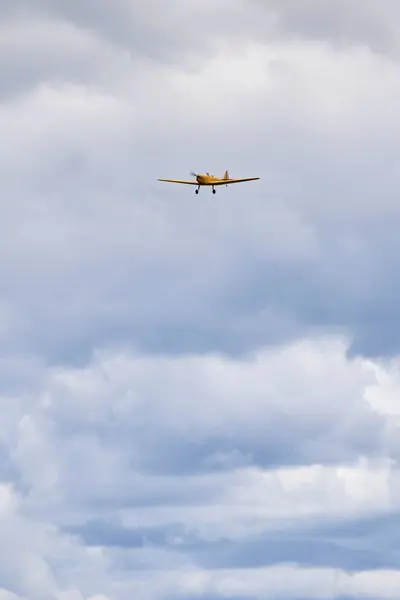 Flygning Ett Radiostyrt Flygplan Den Blå Himlen — Stockfoto