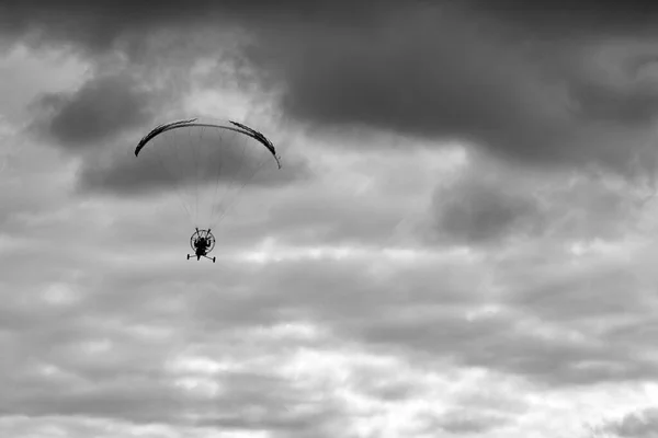 Silhuett Man Moto Paraglider Motoparaplan Flyger Himlen Svart Och Vitt — Stockfoto