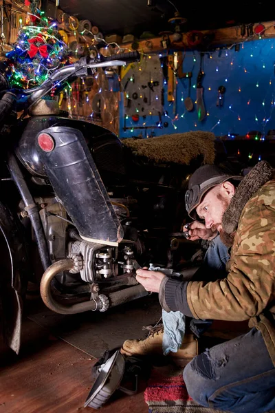 Hombre Repara Una Vieja Motocicleta Garaje Nochevieja — Foto de Stock