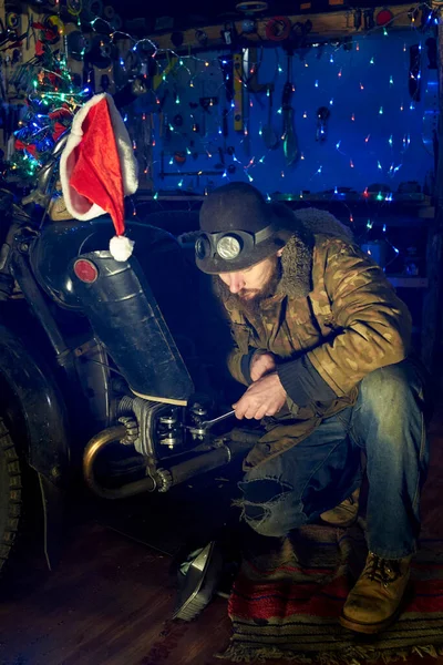 Homme Répare Une Vieille Moto Dans Garage Veille Nouvel — Photo
