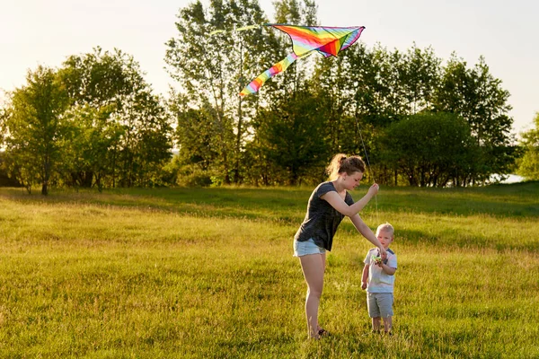 Moeder Met Haar Zoontje Vliegen Een Vlieger Weide Het Thema — Stockfoto