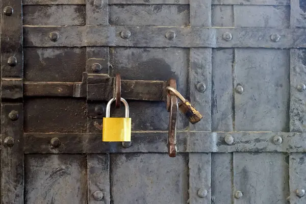 Maçaneta Porta Fechadura Fragmen Velhas Portas Metal Forjado Enferrujado Com — Fotografia de Stock