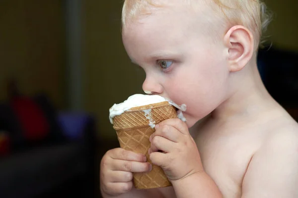 Ritratto Piccolo Ragazzo Biondo Dagli Occhi Azzurri Che Mangia Gelato — Foto Stock