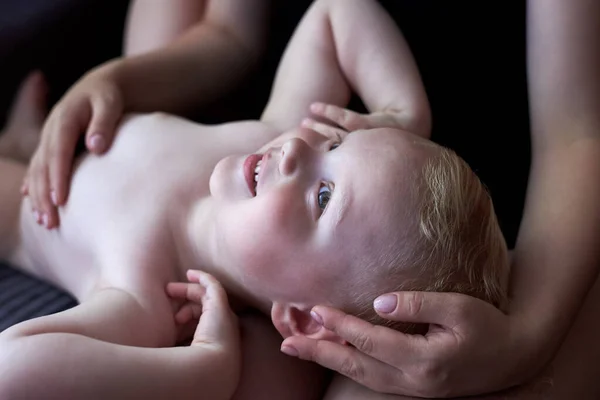 Mamma Con Suo Piccolo Figlio Divertono Casa Momento Tenerezza — Foto Stock