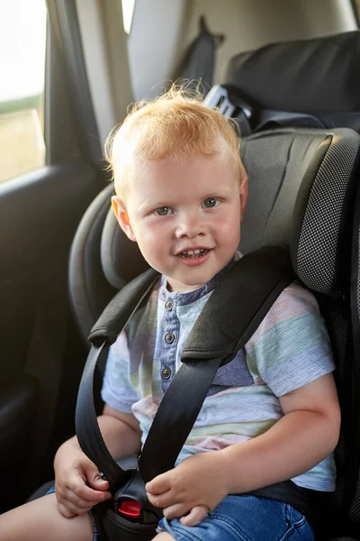 Rapazinho Feliz Senta Numa Cadeirinha Segurança Infantil Carro — Fotografia de Stock