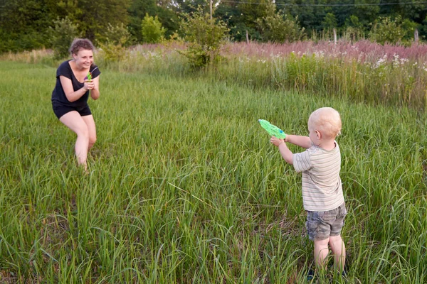 Niño Dos Años Jugando Con Mamá Con Pistolas Agua Prado — Foto de Stock