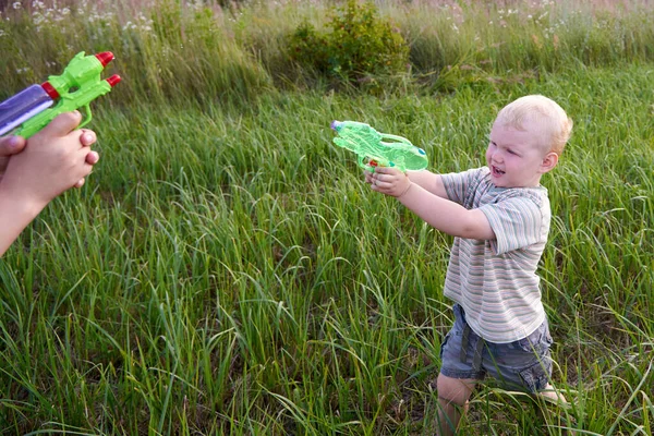 Dois Anos Idade Menino Brincando Com Sua Mãe Com Pistolas — Fotografia de Stock
