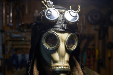 Solunum cihazı ve steampunk tarzı gözlüklü bir adam, palto giymiş, post tapokalipsis konsepti.