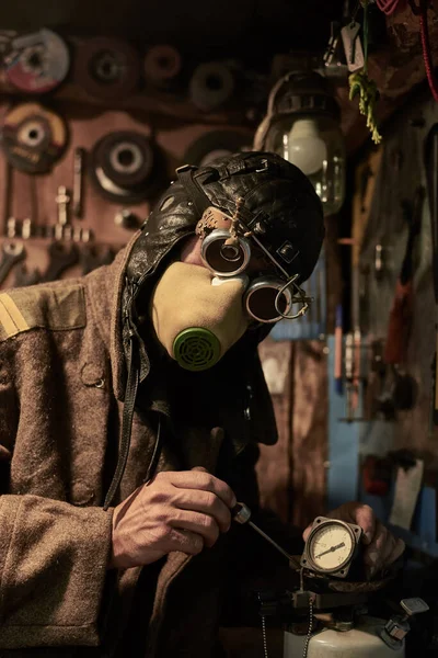 Homme Dans Respirateur Des Lunettes Dans Style Steampunk Fonctionne Avec — Photo