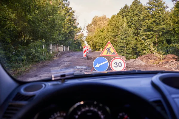 Ремонт Асфальтированной Дороге Дорожные Знаки Вид Автомобиля — стоковое фото