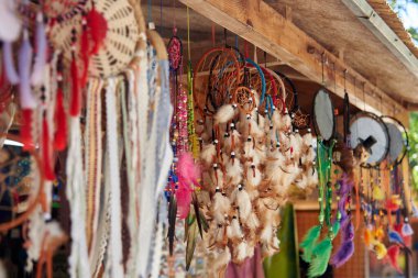 El yapımı parlak renkli düş kapanları pazarda satışa sunuluyor..