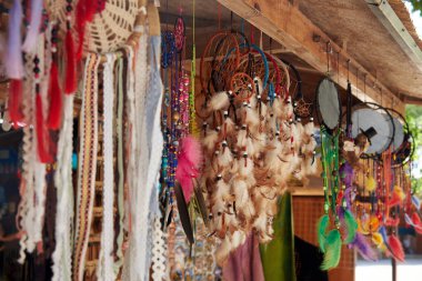 El yapımı parlak renkli düş kapanları pazarda satışa sunuluyor..