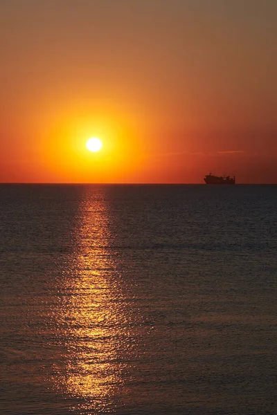 Puesta Sol Cielo Despejado Mar Barcos Pie Horizonte — Foto de Stock