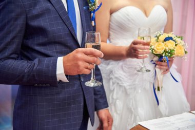 Gelin ve damat düğün günlerinde şampanya kadehleriyle.