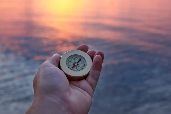 Menschenhand Mit Kompass Der Meeresküste Bei Sonnenaufgang Reisekonzept — Stockfoto