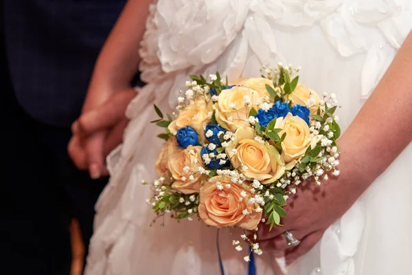 Braut Und Bräutigam Halten Sich Den Händen Ein Goldener Ring — Stockfoto
