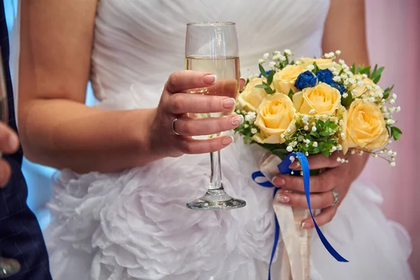 Жених Невеста День Свадьбы Бокалами Шампанского Фрагмент — стоковое фото
