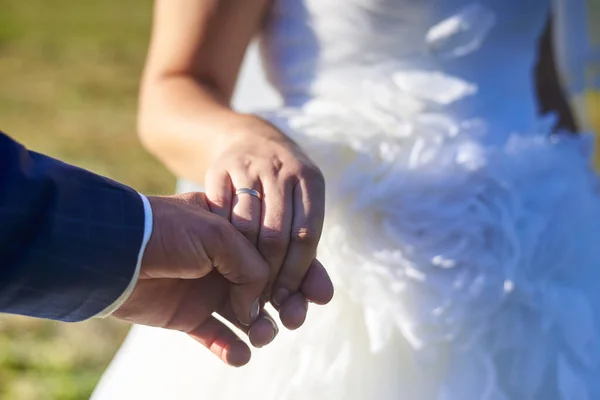 Braut Und Bräutigam Halten Sich Den Händen Ein Goldener Ring — Stockfoto