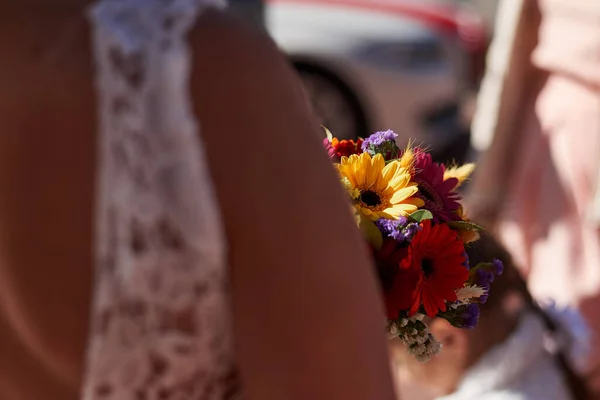 Die Braut Weißen Kleid Hält Einen Kleinen Blumenstrauß Der Hand — Stockfoto