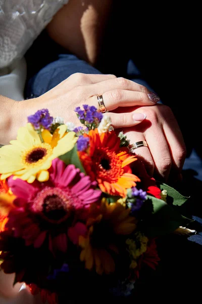 Руки Жениха Невесты Обручальными Кольцами Возле Букета Цветов — стоковое фото