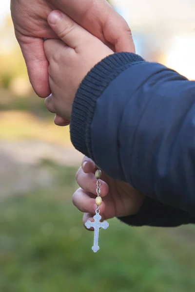 Tata Mały Syn Trzymają Się Ręce Różańcem Chrześcijańskiej Koncepcji Religii — Zdjęcie stockowe