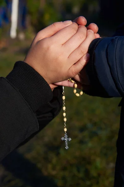 Matka Mały Syn Trzymają Się Ręce Różańcem Koncepcja Religii Chrześcijańskiej — Zdjęcie stockowe