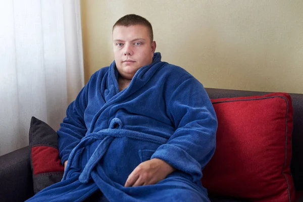 Tlustý Muž Županu Sedí Doma Gauči Špatný Životní Styl — Stock fotografie