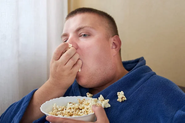 Homem Gordo Manto Comendo Pipocas Enquanto Sentado Sofá Obesidade Conceito — Fotografia de Stock