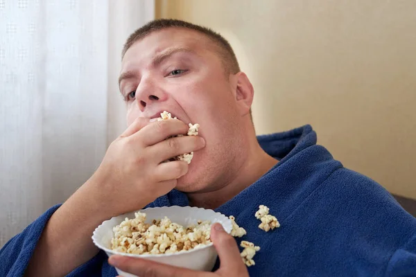 Homem Gordo Manto Comendo Pipocas Enquanto Sentado Sofá Obesidade Conceito — Fotografia de Stock